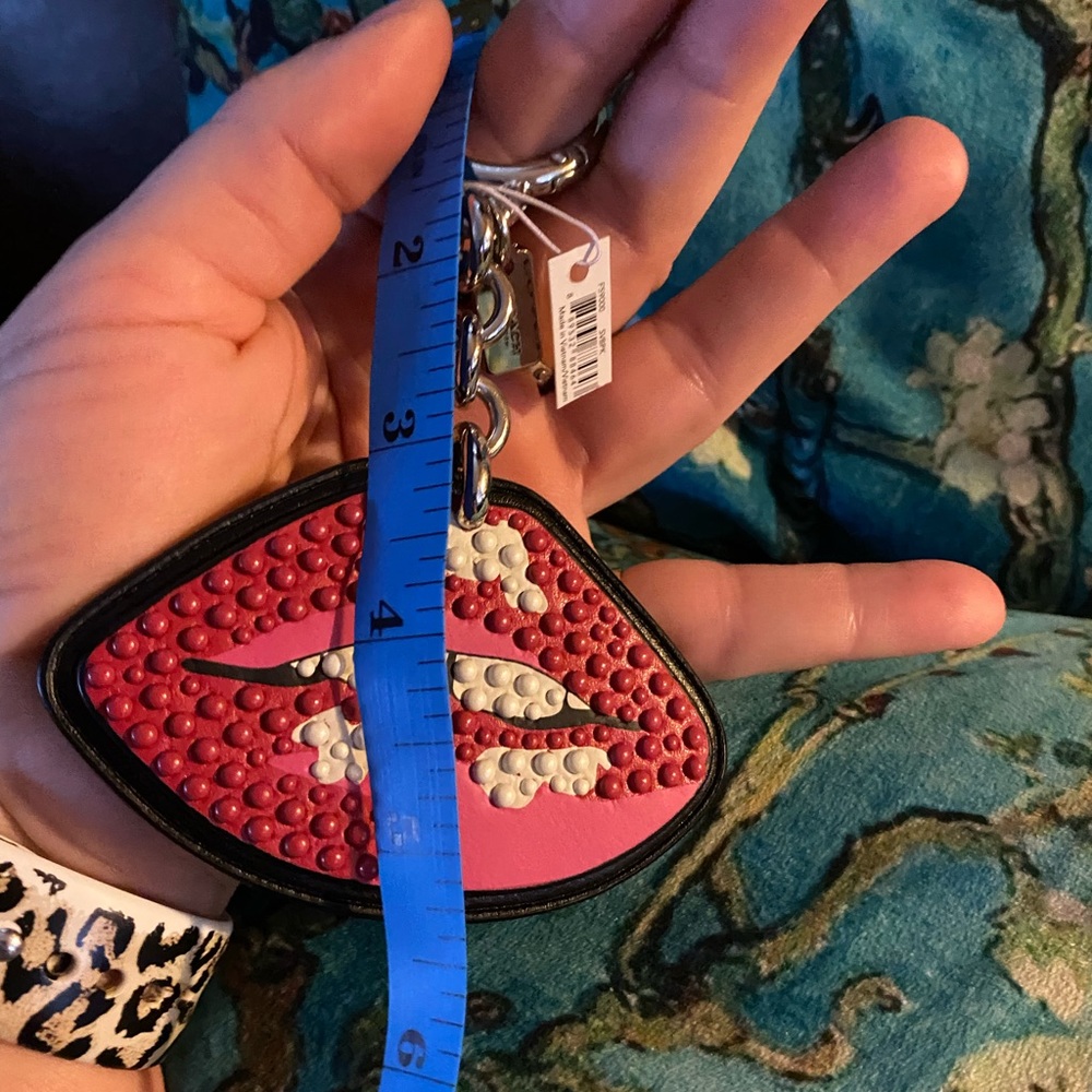 Coach lips keychain - Picture 3 of 5